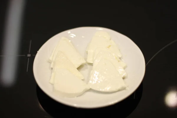 Üçgen Şeklinde Kesilmiş Taze Peynir — Stok fotoğraf