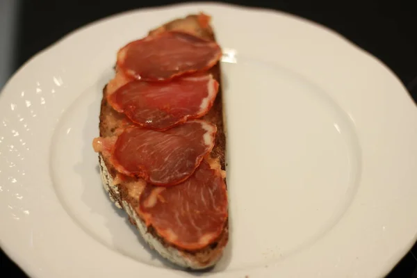 Rostat Bröd Råg Med Tomatolivolja Och Iberisk Rygg — Stockfoto