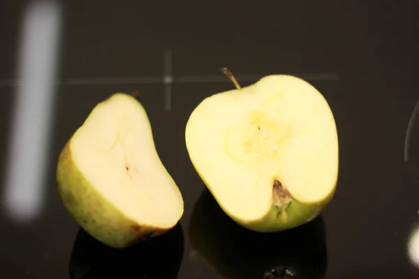 Половина Яблуко Жовта Груша — стокове фото
