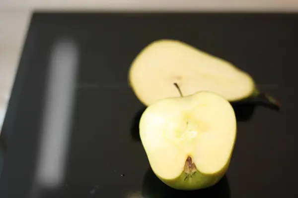 Hälften Äpple Och Gult Päron — Stockfoto