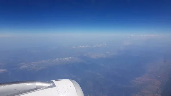 頂部に雪が少し積もっているピレネー山脈の空気からの風景 — ストック写真