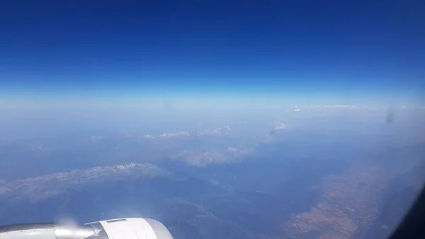 从矮人的空中看风景 山顶上有一点雪 — 图库照片