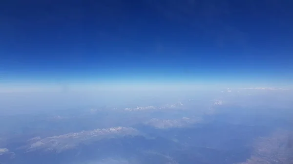 从矮人的空中看风景 山顶上有一点雪 — 图库照片