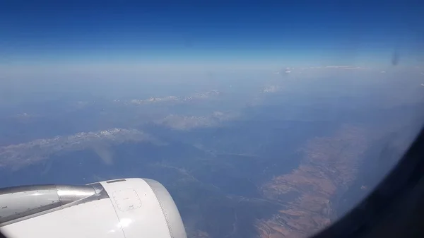 頂部に雪が少し積もっているピレネー山脈の空気からの風景 — ストック写真