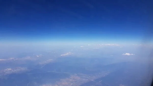 頂部に雪が少し積もっているピレネー山脈の空気からの風景 — ストック写真