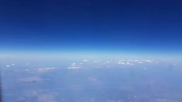 从矮人的空中看风景 山顶上有一点雪 — 图库照片