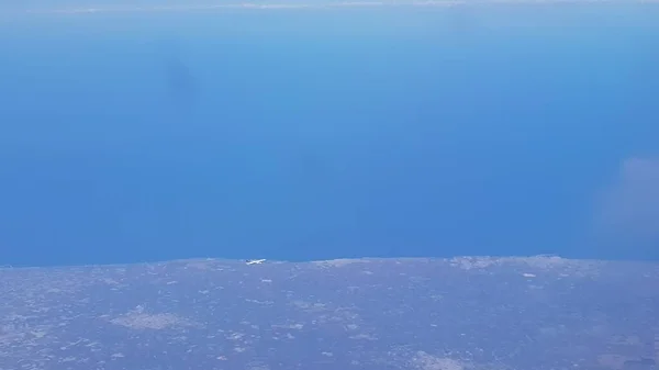 別の飛行機から見た海岸を飛ぶ飛行機の空の風景は — ストック写真