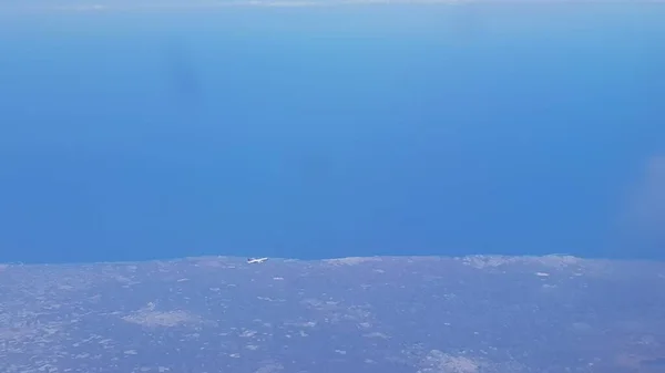 Luftaufnahme Eines Flugzeugs Das Über Die Küste Fliegt Von Einem — Stockfoto