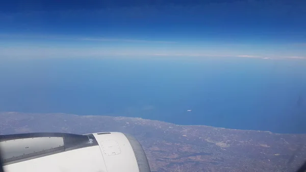 別の飛行機から見た海岸を飛ぶ飛行機の空の風景は — ストック写真