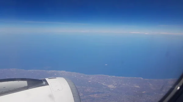 別の飛行機から見た海岸を飛ぶ飛行機の空の風景は — ストック写真