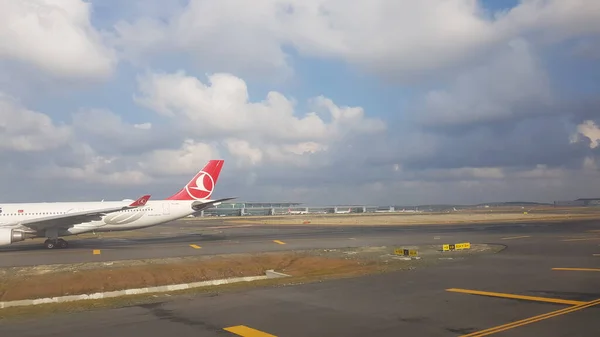 Isztambul Törökország 2019 Június Turkish Airlines Repülőgép Isztambuli Repülőtér Kifutópályáján — Stock Fotó