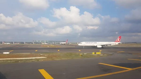 Estambul Turquía Junio 2019 Avión Turkish Airlines Pista Del Aeropuerto — Foto de Stock