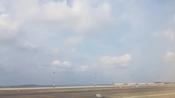 2019年6月28日 土耳其伊斯坦布尔 伊斯坦布尔机场的飞机 — 图库照片