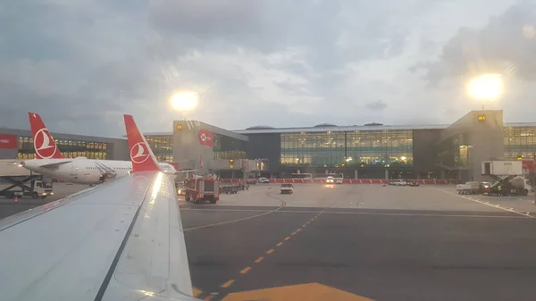 トルコ イスタンブール2019年6月28日 イスタンブール空港の飛行機 — ストック写真