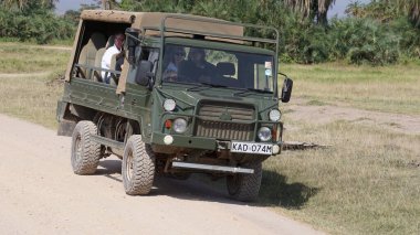 Amboseli, Kenya, Haziran, 30, 2019: 4x4 turistli araçlar Kenya, Afrika 'daki Amboseli Ulusal Parkı' nda safariye çıktılar.