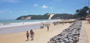 Ponta Negra plajı, su kalitesi ve altyapısı mükemmel olan turistlerin favorisi. Bu plaj Natal City 'deki en uzun kum tepeleri olan Kalın Dağ' ı (Morro do Careca) içerir.