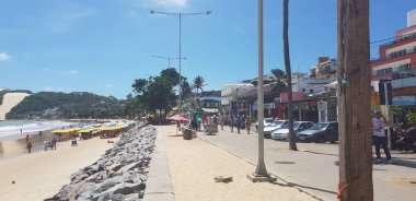 Ponta Negra plajı, su kalitesi ve altyapısı mükemmel olan turistlerin favorisi. Bu plaj Natal City 'deki en uzun kum tepeleri olan Kalın Dağ' ı (Morro do Careca) içerir.