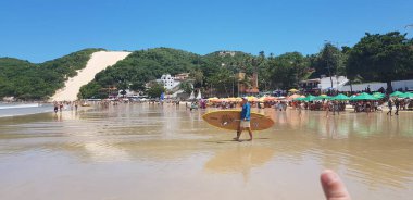 Ponta Negra plajı, su kalitesi ve altyapısı mükemmel olan turistlerin favorisi. Bu plaj Natal City 'deki en uzun kum tepeleri olan Kalın Dağ' ı (Morro do Careca) içerir.
