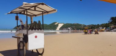 Ponta Negra plajı, su kalitesi ve altyapısı mükemmel olan turistlerin favorisi. Bu plaj Natal City 'deki en uzun kum tepeleri olan Kalın Dağ' ı (Morro do Careca) içerir.