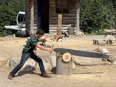 Vancouver, Kanada, 2 Haziran 2019: Vancouver, Kanada 'da bir kayak merkezinde oduncu gösterisi