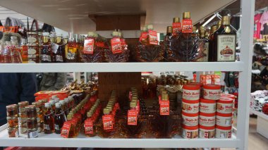 Farklı baharatlar, şişeler, yiyecekler ve meyveler.