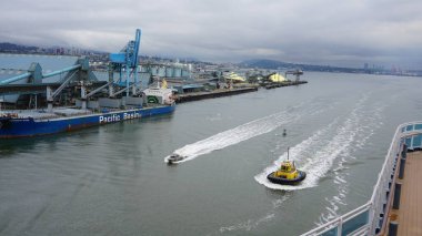 kargo gemisi nehirde.