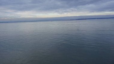 Alaska Denizi 'nde gün doğumu bir yolcu gemisinden görülüyor.