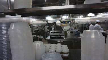 Juneau, Alaska, ABD, 28 Mayıs 2019: Alaska 'da bir yolcu gemisinde muhteşem endüstriyel mutfaklar