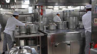 Juneau, Alaska, ABD, 28 Mayıs 2019: Alaska 'da bir yolcu gemisinde muhteşem endüstriyel mutfaklar