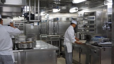 Juneau, Alaska, ABD, 28 Mayıs 2019: Alaska 'da bir yolcu gemisinde muhteşem endüstriyel mutfaklar