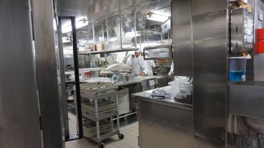 Juneau, Alaska, ABD, 28 Mayıs 2019: Alaska 'da bir yolcu gemisinde muhteşem endüstriyel mutfaklar