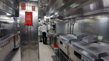 Juneau, Alaska, ABD, 28 Mayıs 2019: Alaska 'da bir yolcu gemisinde muhteşem endüstriyel mutfaklar