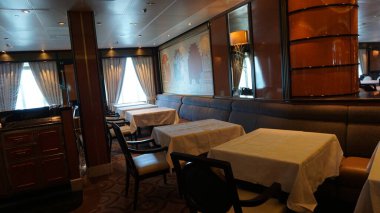 Juneau, Alaska, ABD, 28 Mayıs 2019: Alaska 'da büyük bir klasik yolcu gemisinin iç dekorasyonu