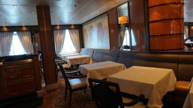 Juneau, Alaska, ABD, 28 Mayıs 2019: Alaska 'da büyük bir klasik yolcu gemisinin iç dekorasyonu