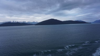 Amerika Birleşik Devletleri, Alaska 'da karlı zirveleri olan dağlar.