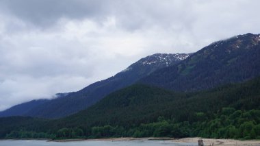 Amerika Birleşik Devletleri, Alaska 'da karlı zirveleri olan dağlar.