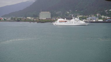 Juneau, Alaska, 27 Mayıs 2019: Alaska, Amerika Birleşik Devletleri 'nin Juneau limanında seyir gemileri