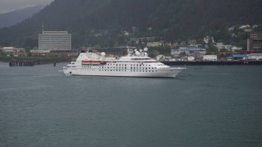 Juneau, Alaska, 27 Mayıs 2019: Alaska, Amerika Birleşik Devletleri 'nin Juneau limanında seyir gemileri