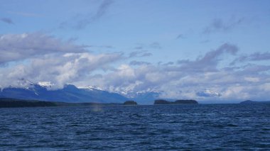 Alaska fiyortlarında dağlar ve deniz manzarası