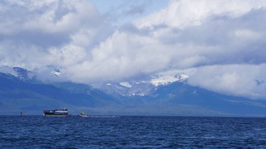 Juneau, Alaska, 27 Mayıs 2019: Alaska, Juneau yakınlarındaki bir fiyortta balina izleme gezisi