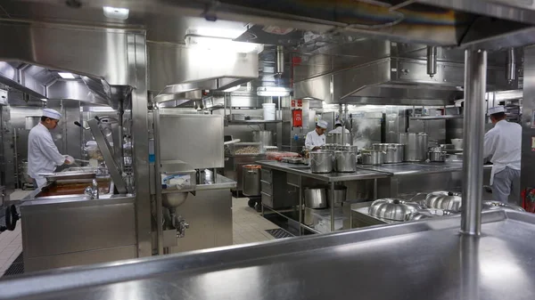 Juneau, Alaska, ABD, 28 Mayıs 2019: Alaska 'da bir yolcu gemisinde muhteşem endüstriyel mutfaklar