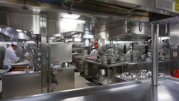 Juneau, Alaska, ABD, 28 Mayıs 2019: Alaska 'da bir yolcu gemisinde muhteşem endüstriyel mutfaklar