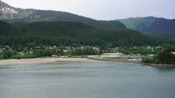 Holzhäuser Fuße Der Berge Meer Juneau Alaska Vereinigte Staaten — Stockfoto