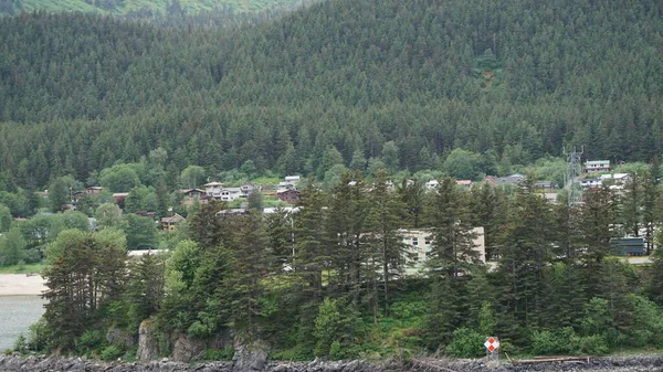 Holzhäuser Fuße Der Berge Meer Juneau Alaska Vereinigte Staaten — Stockfoto