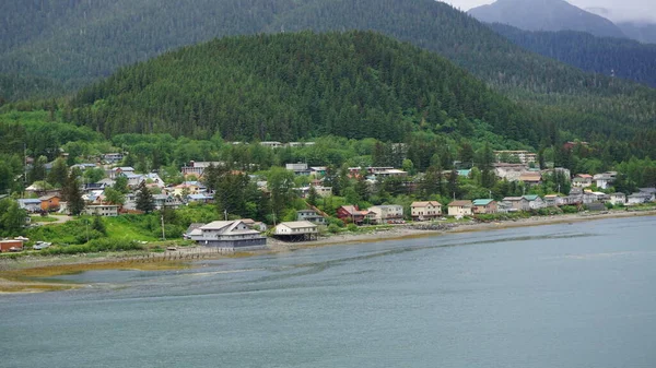 Houten Huizen Aan Voet Van Bergen Aan Zee Juneau Alaska — Stockfoto
