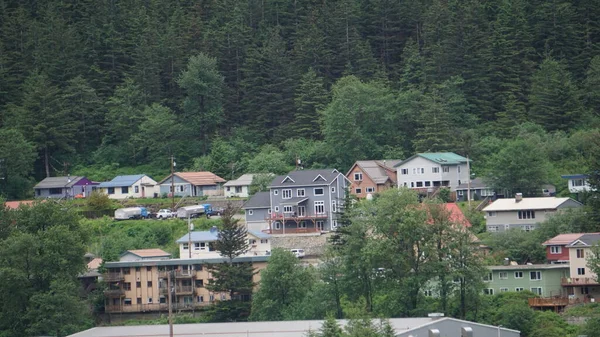 Dřevěné Domy Úpatí Hor Moře Juneau Aljaška Spojené Státy — Stock fotografie