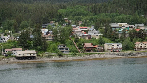 Case Legno Piedi Delle Montagne Riva Mare Juneau Alaska Stati — Foto Stock