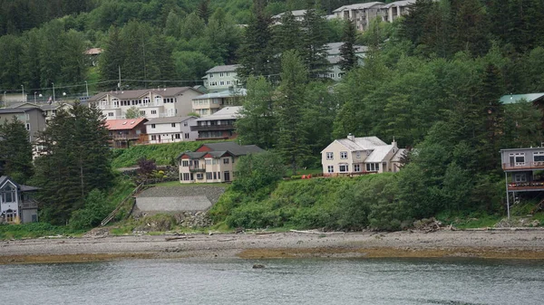 Casas Madeira Sopé Das Montanhas Junto Mar Juneau Alaska Estados — Fotografia de Stock