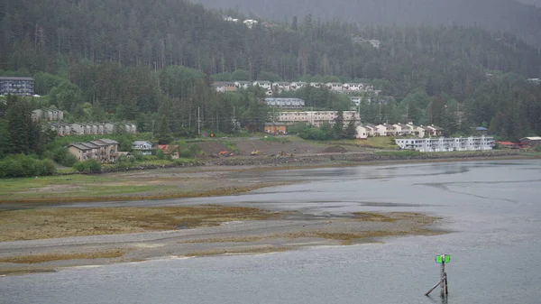 Drewniane Domy Podnóża Gór Nad Morzem Juneau Alaska Stany Zjednoczone — Zdjęcie stockowe