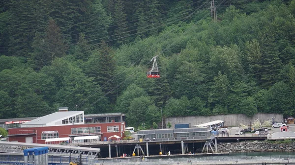 Mayo 2019 Juneau Alaska 山の中腹に沿って赤いマウントロバーツ路面電車の車の入り口 — ストック写真